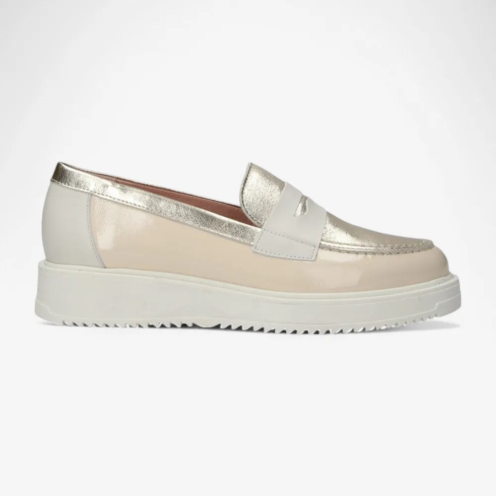 Pitillos Elena Modern Loafer – Crema Mix, Gold Accent & Removable Insole