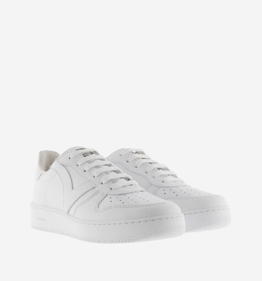 Front view of Victoria MADRID white trainer.