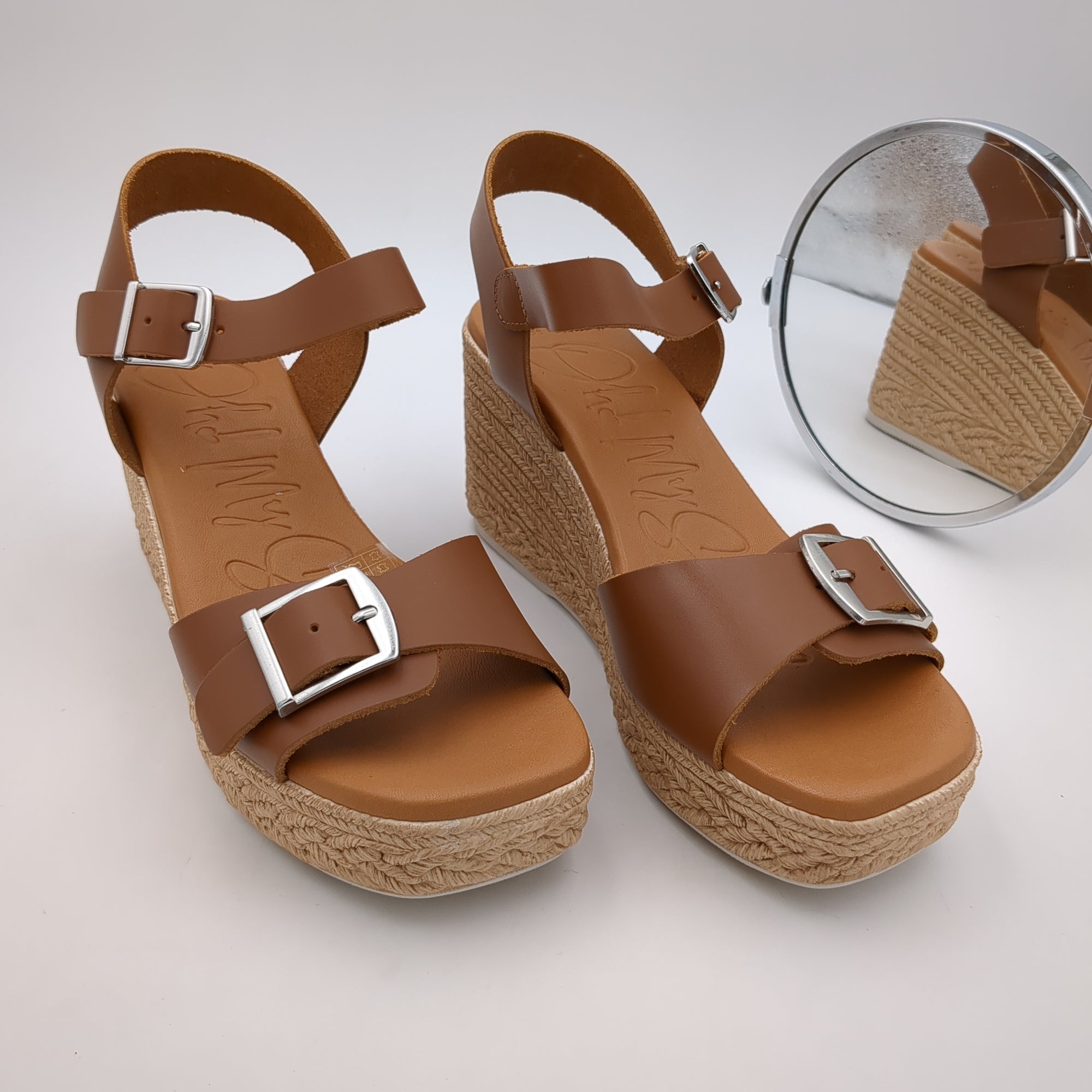     Close-up of the adjustable front strap with buckle on Oh My Sandals 5459 ROBLE.