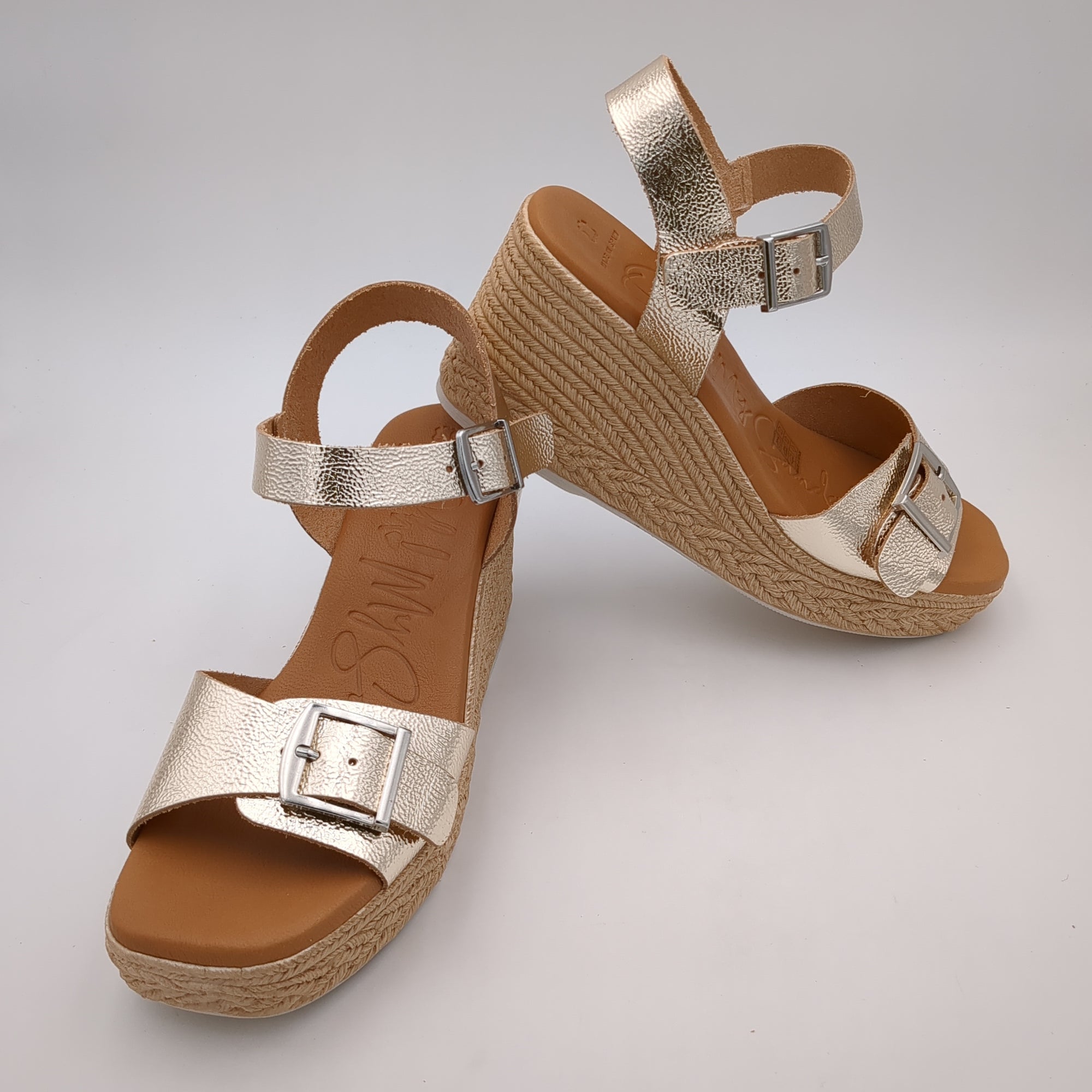 Close-up of the adjustable buckle on the Oh My Sandals 5459.