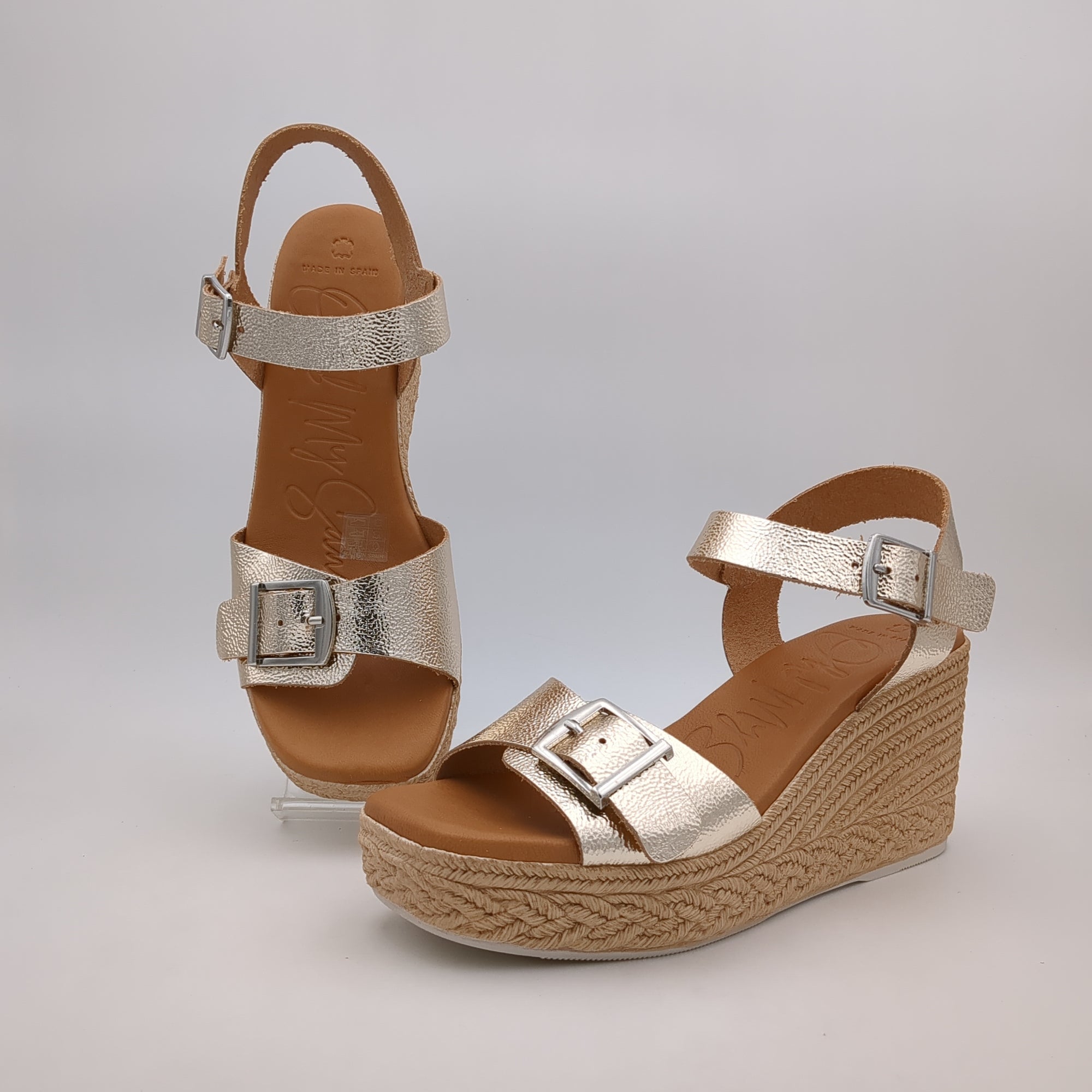 Back view with the strap and buckle detail of Oh My Sandals 5459.