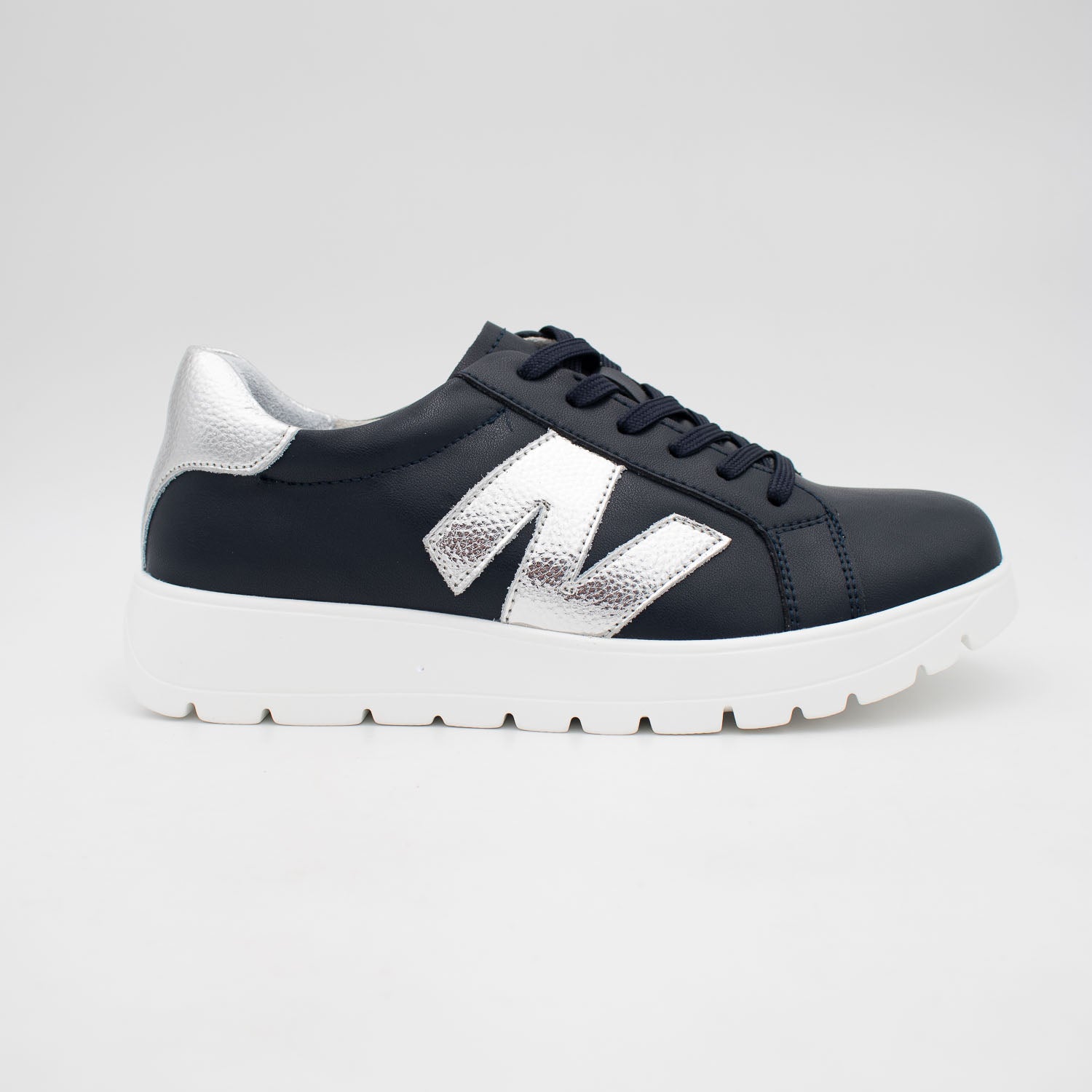 Redz Navy Runner – Stylish Comfort with Silver Accents