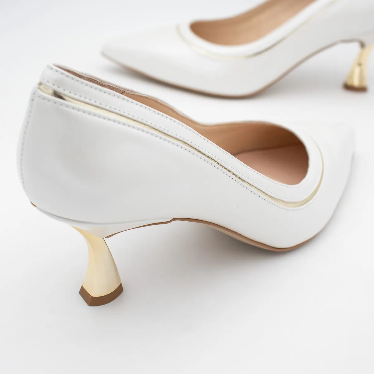 EMIS Ecru Court Shoe (Leather) – S8213/082o
