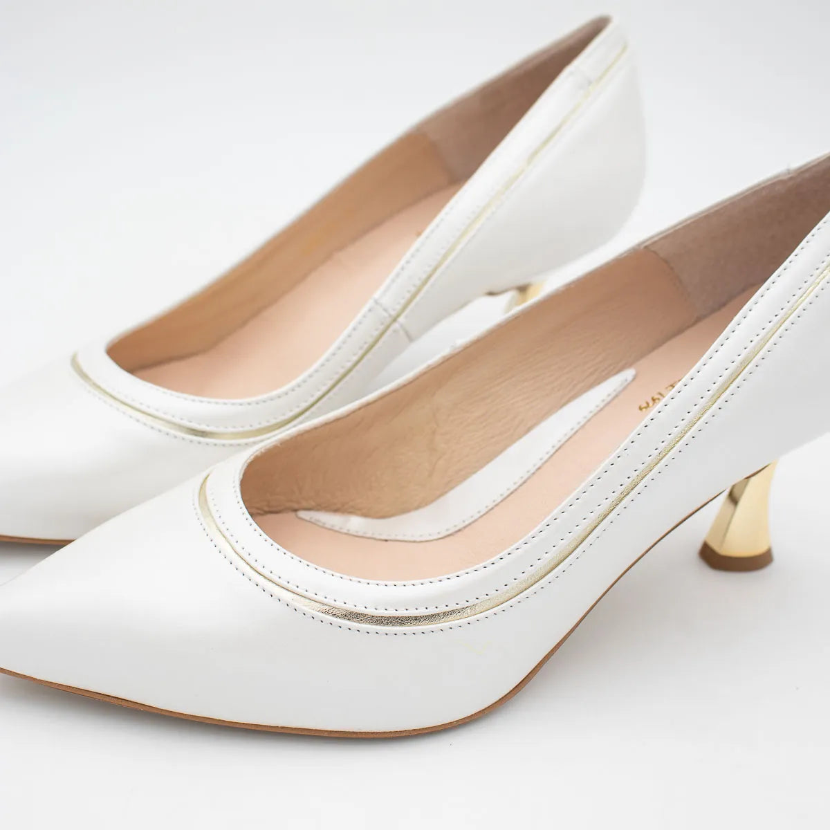 EMIS Ecru Court Shoe (Leather) – S8213/082o