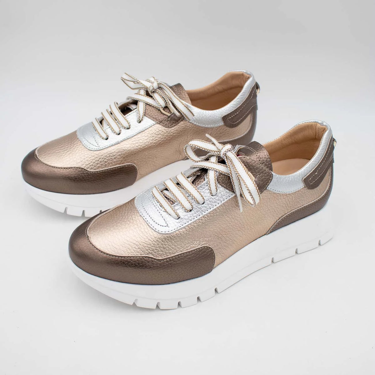 Jose Saenz Onyx Platinum Silver Trainer (Wide Fit) – 2287 ONIX/PLATINO/PLATA
