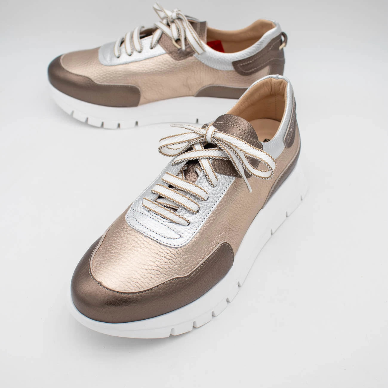 Jose Saenz Onyx Platinum Silver Trainer (Wide Fit) – 2287 ONIX/PLATINO/PLATA