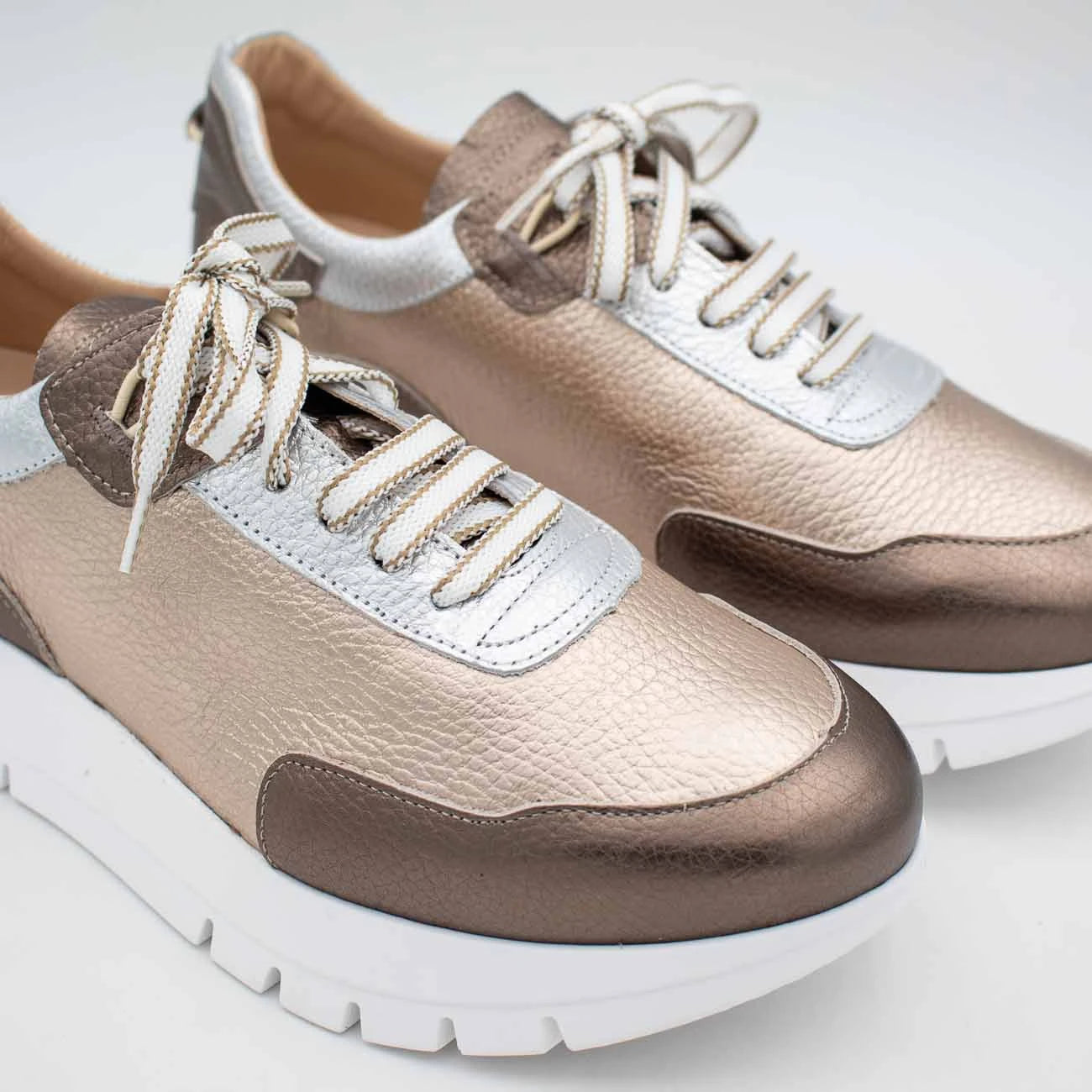 Jose Saenz Onyx Platinum Silver Trainer (Wide Fit) – 2287 ONIX/PLATINO/PLATA