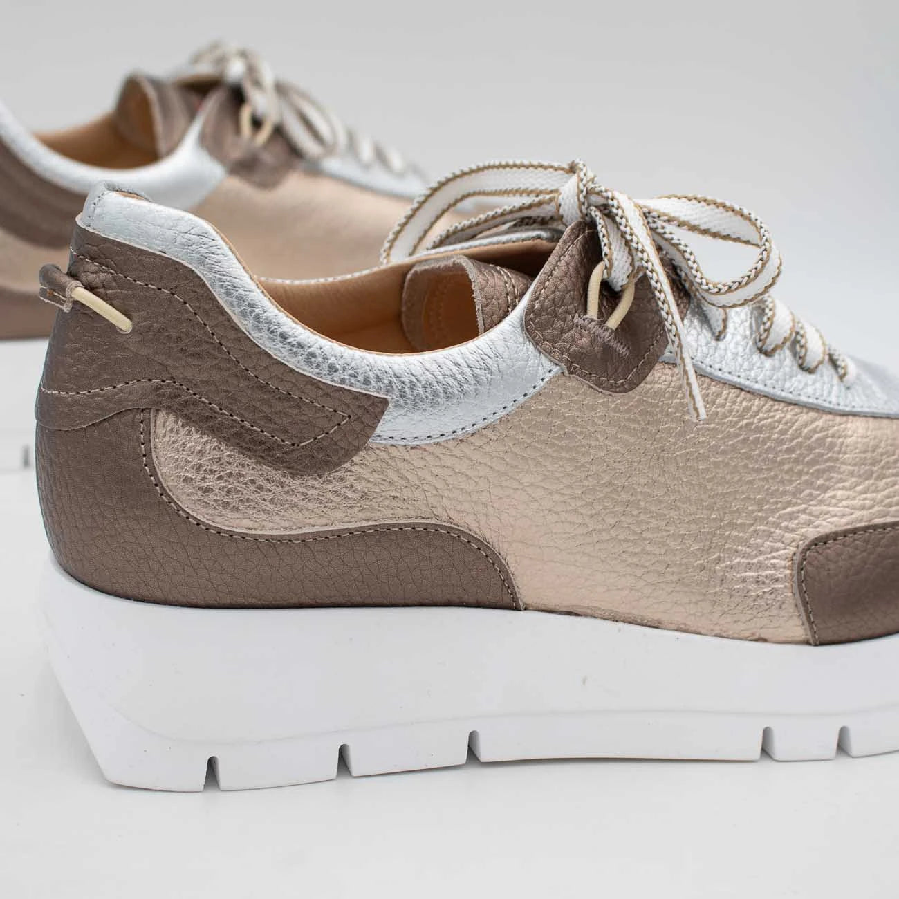 Jose Saenz Onyx Platinum Silver Trainer (Wide Fit) – 2287 ONIX/PLATINO/PLATA