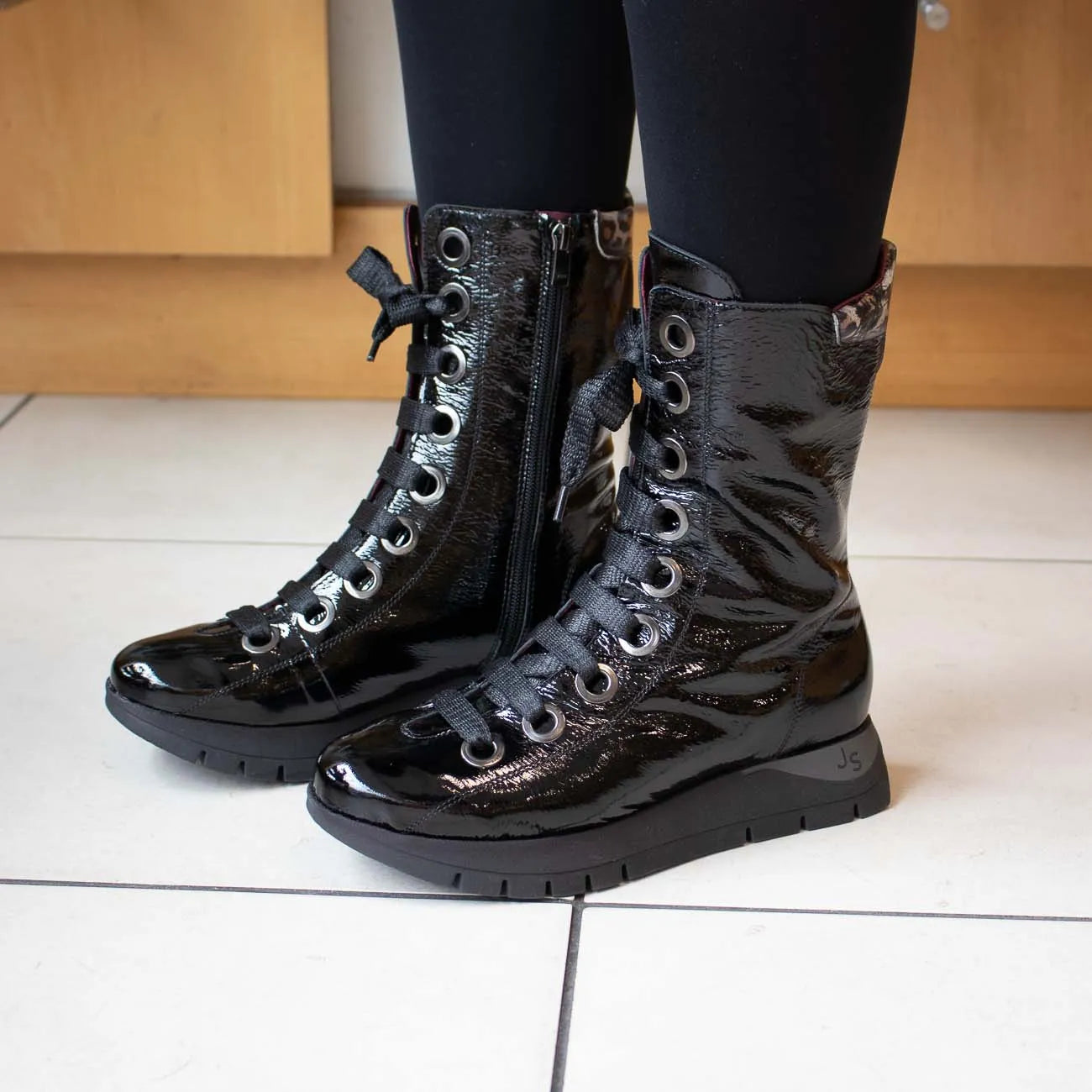 Jose Saenz 2272 Leather Patent Lace-Up Ankle Boots – Negro/Beige