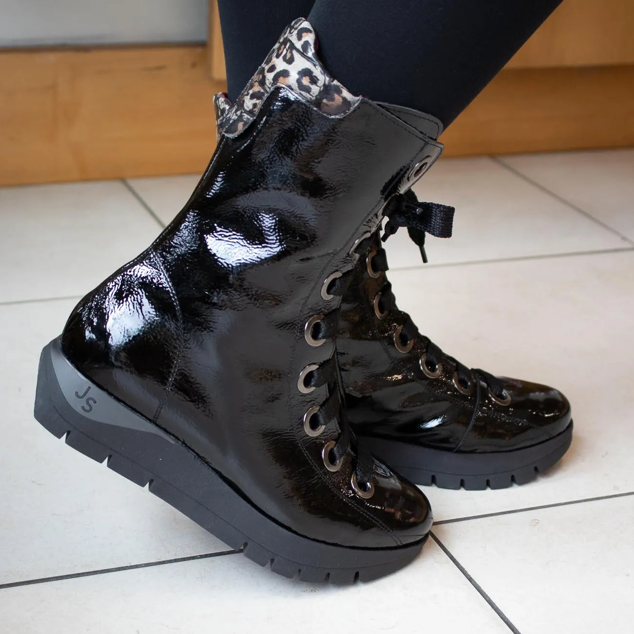 Jose Saenz 2272 Leather Patent Lace-Up Ankle Boots – Negro/Beige