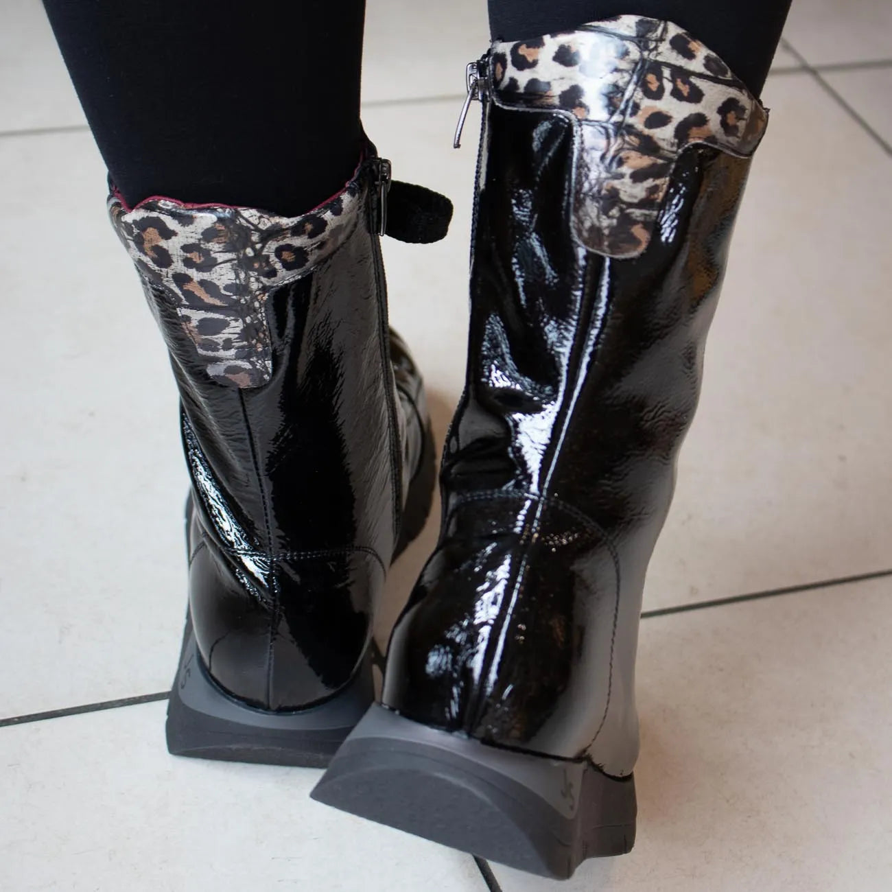 Jose Saenz 2272 Leather Patent Lace-Up Ankle Boots – Negro/Beige