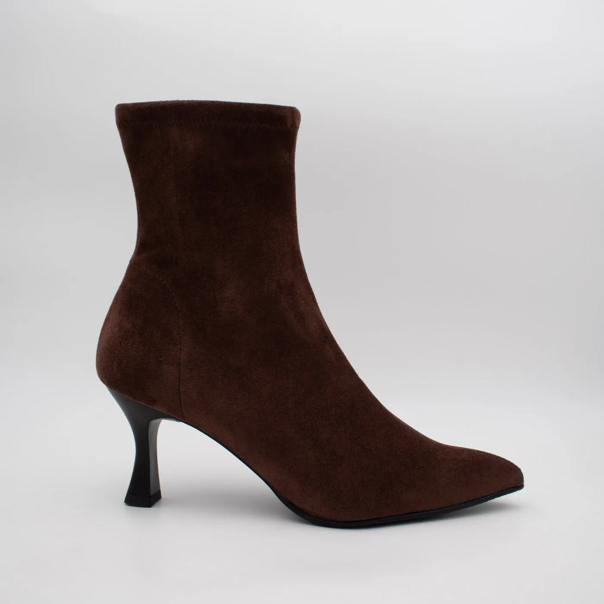 Side profile of the Miss Elastic Zeta brown suede-effect ankle boot and black flared heel.