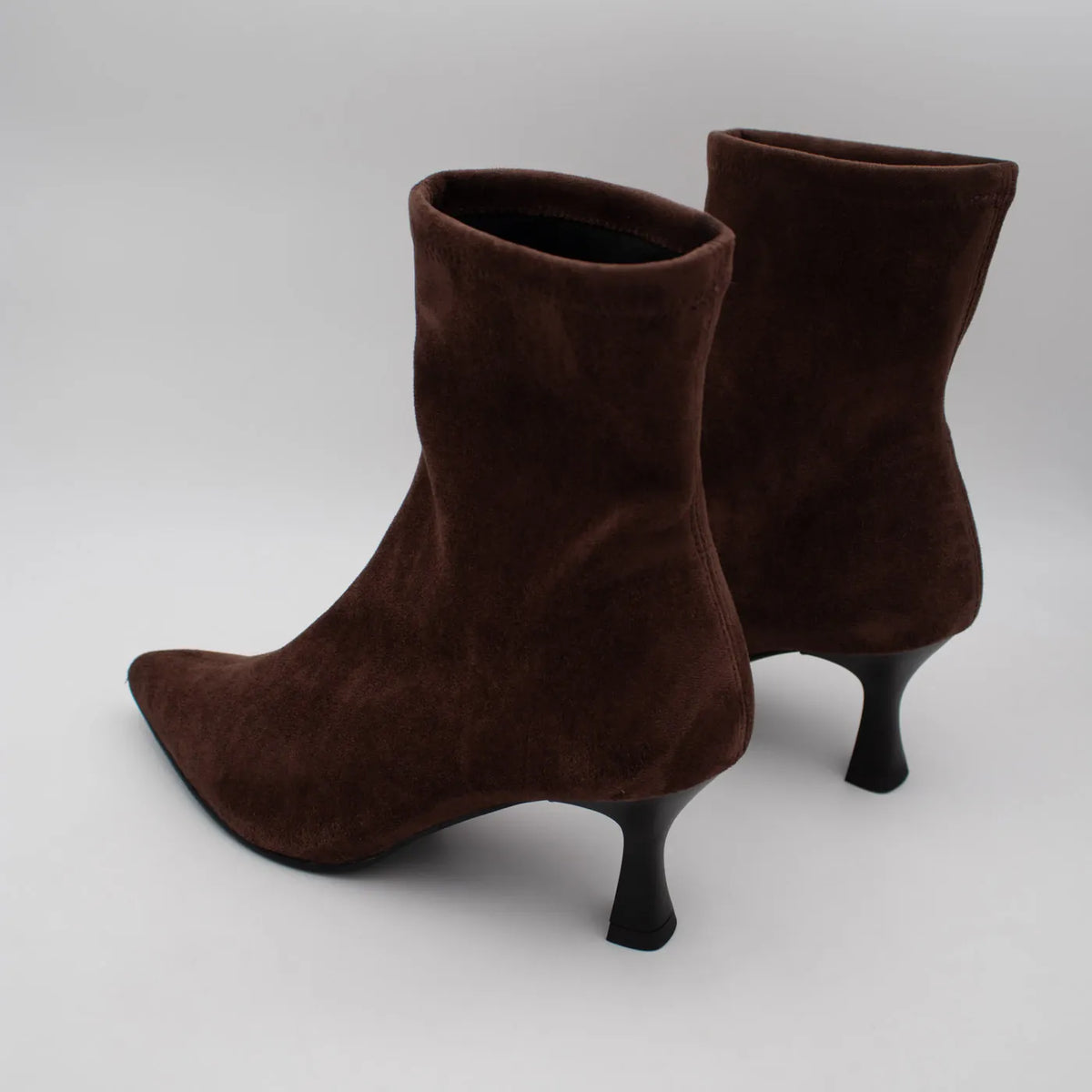 Inner and rear profiles of the Miss Elastic Zeta brown suede-effect ankle boots.