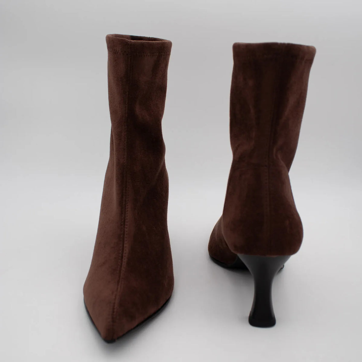 Front and rear views of a pair of Miss Elastic Zeta brown stretch ankle boots.
