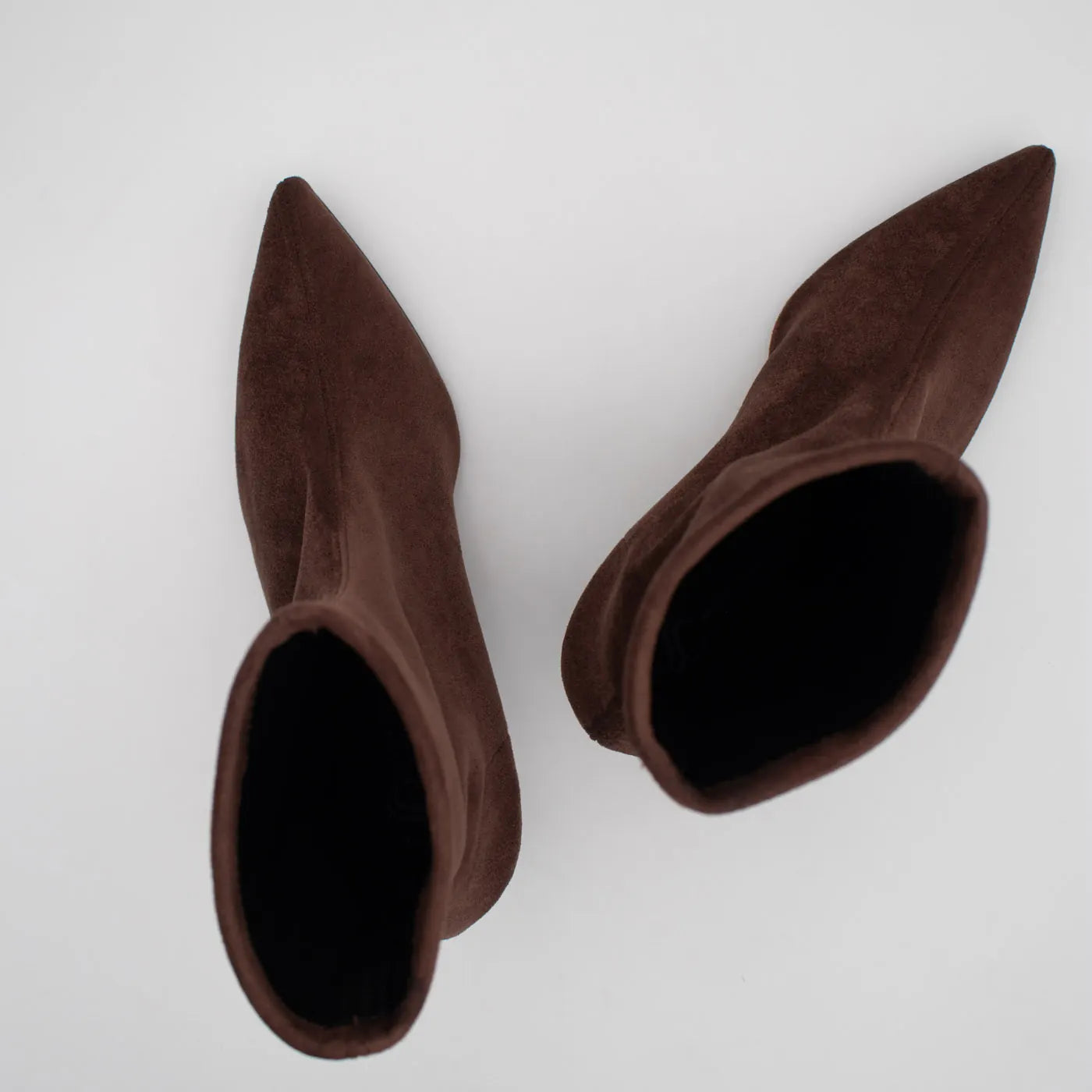 Top view of a pair of Miss Elastic Zeta brown ankle boots, showing the openings and pointed toes.