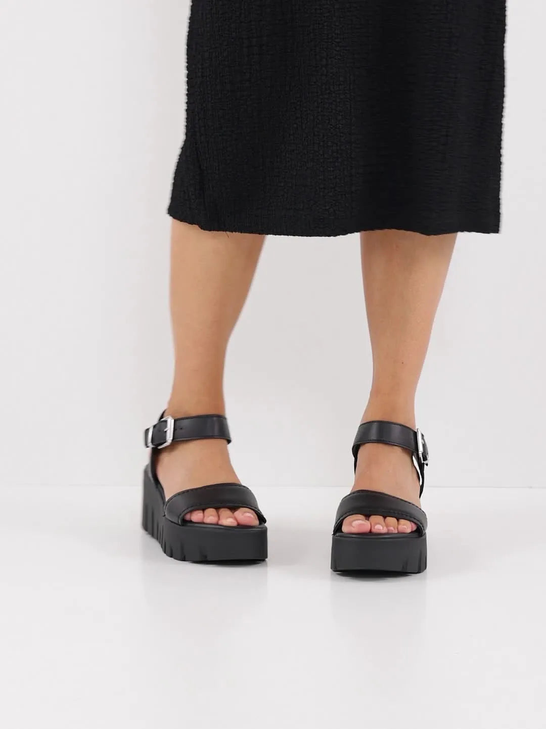 Tamaris Black Leather Wedge Sandal – Bold Elegance & All-Day Comfort