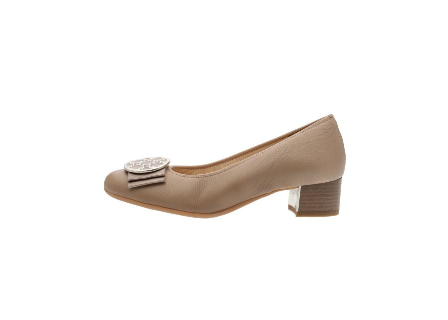 Ara Smooth Leather Wide-Fitting Pumps with Bow Ornament in Sand