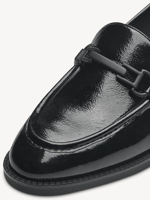 Close-up of the loafer's toe and bar front