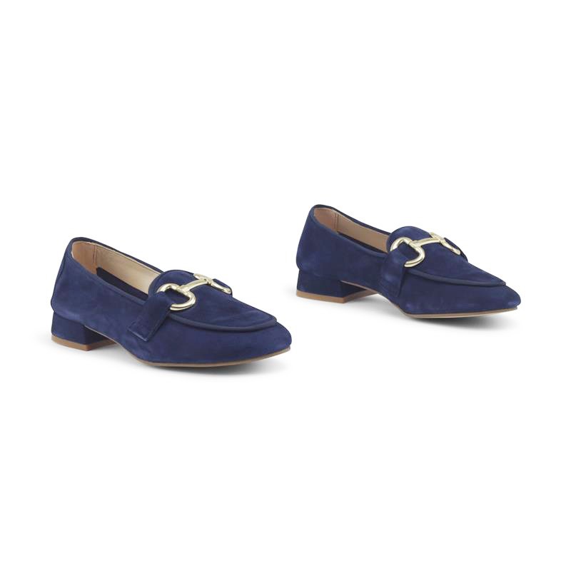 Elegant rounded toe and soft low heel of the navy suede moccasin.