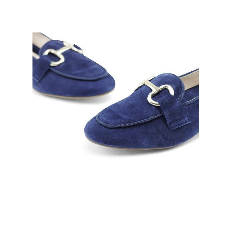  Lightweight and comfortable sole of Jose Saenz suede moccasins for daily elegance.
