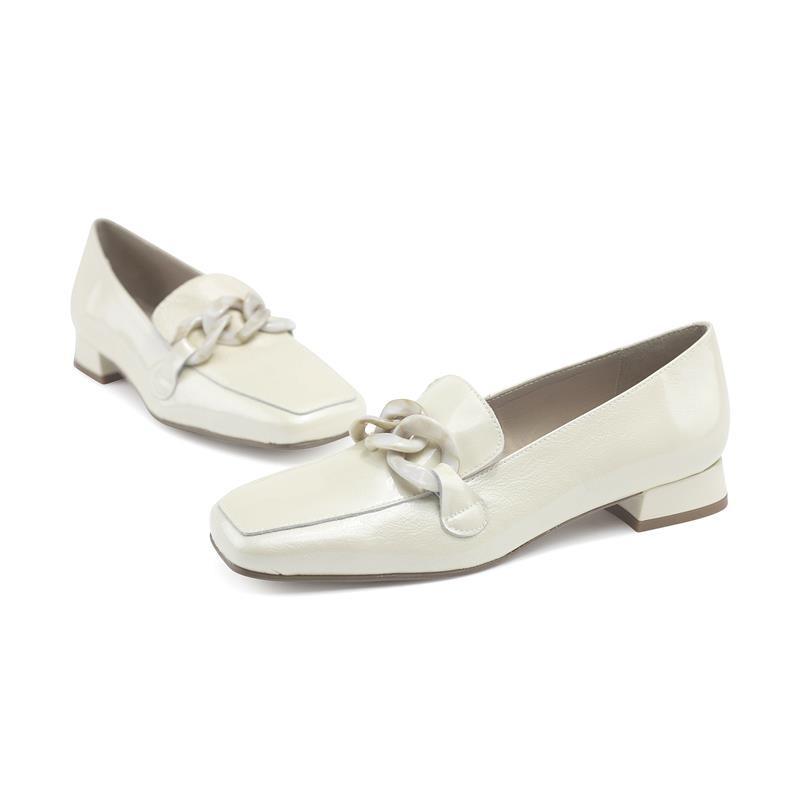  Chic Jose Saenz cream patent leather loafers with unique chain detail.
