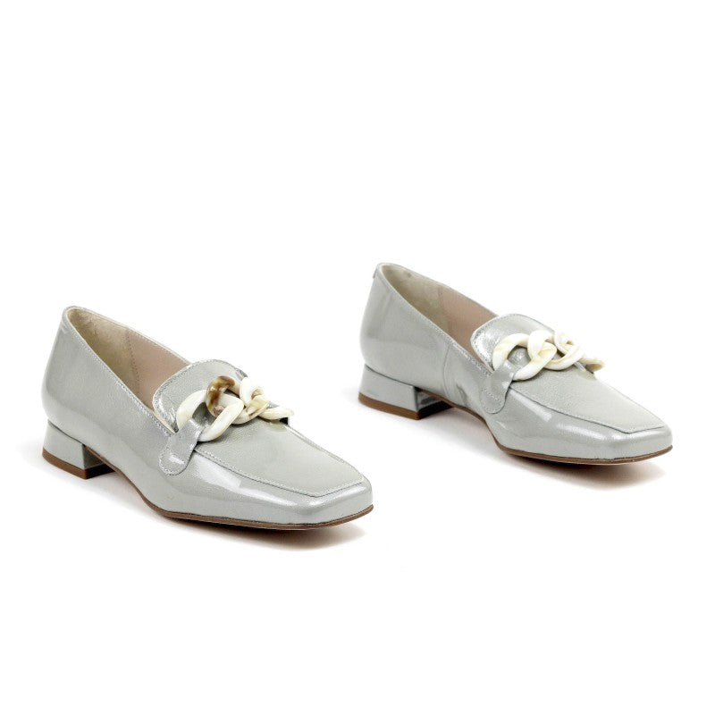  Sophisticated white and beige fade chain detail on pearl loafers.