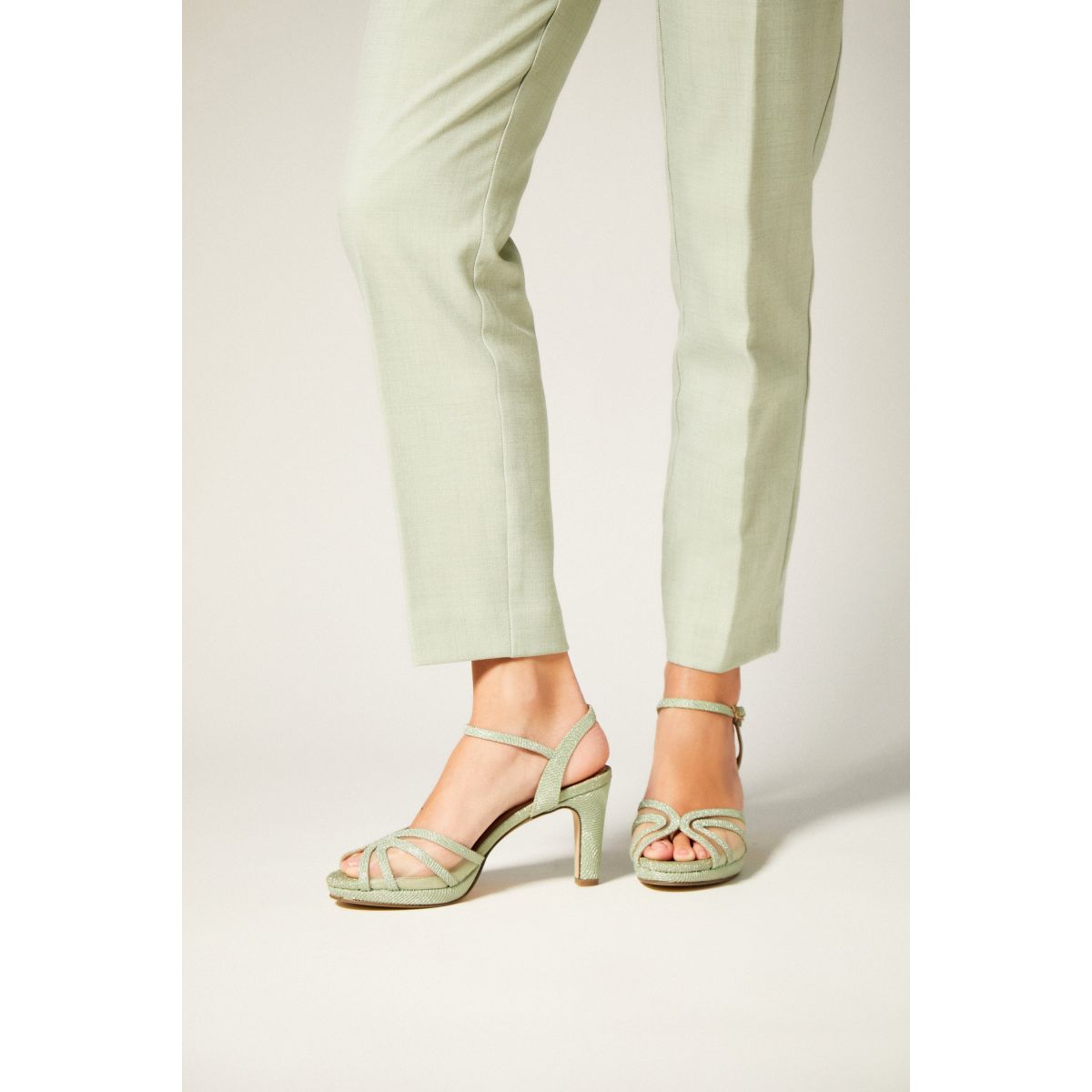 Frontal view of the Menbur mint green sandal, emphasising the stylish front straps.